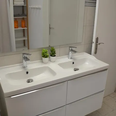 Dom wakacyjny La Bulle Familles Clim, Wifi, Airport Shuttle,tout A Pied Carcassonne